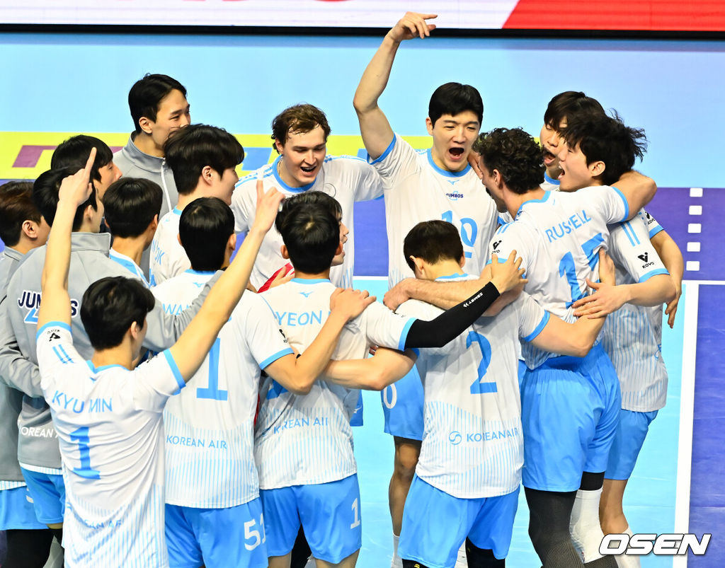 22일 오후 인천 계양체육관에서 프로배구 진에어 2025~26 V리그 대한항공과 현대캐피탈의 경기가 열렸다.이 경기에서 대한항공은 현대캐피탈에 3-0(25-19, 25-16, 25-20) 셧아웃 완승을 거두며 1위를 차지했다.경기를 마치고 대한항공 선수들이 기뻐하고 있다. 2026.02.22 / rumi@osen.co.kr