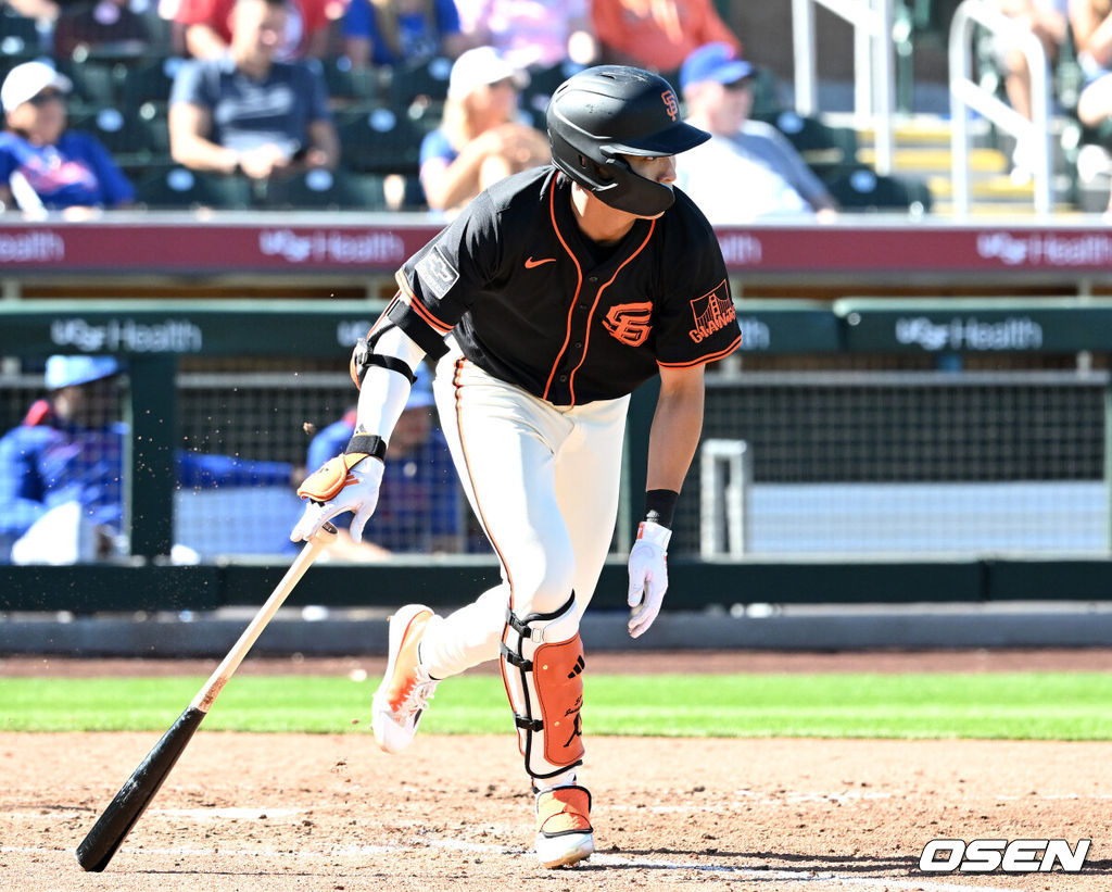 27일(한국시간) 미국 애리조나주 스코츠데일 스타디움에서 2025 메이저리그 시범경기 샌프란시스코 자이언츠와 시카고 컵스의 경기가 열렸다.8개월 가량 재활을 마친 샌프란시스코 자이언츠 이정후는 이제 메이저리그 데뷔 2년차 시즌을 준비한다. 4회말 2사 1루에서 샌프란시스코 자이언츠 이정후가 땅볼로 물러나고 있다. 2025.02.27 / sunday@osen.co.kr