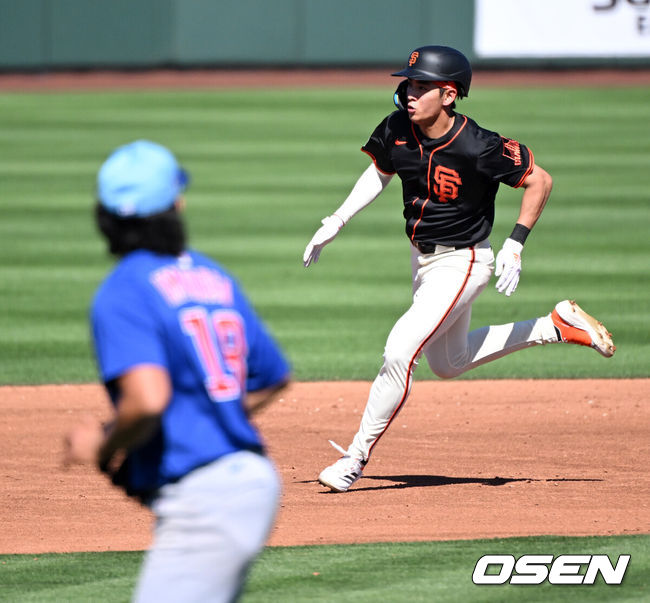 [OSEN=애리조나(미국), 이대선 기자] 27일(한국시간) 미국 애리조나주 스코츠데일 스타디움에서 2025 메이저리그 시범경기 샌프란시스코 자이언츠와 시카고 컵스의 경기가 열렸다.8개월 가량 재활을 마친 샌프란시스코 자이언츠 이정후는 이제 메이저리그 데뷔 2년차 시즌을 준비한다. 3회말 무사 1 루에서 샌프란시스코 자이언츠 1루주자 이정후가 윌리 아다메스의 우전 안타 때 3루로 쇄도하고 있다. 2025.02.27 / sunday@osen.co.kr