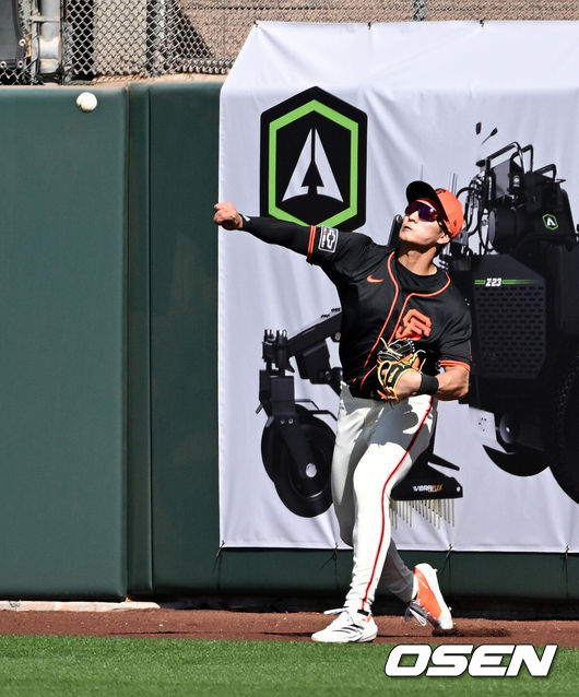 [OSEN=애리조나(미국), 이대선 기자] 25일(한국시간) 미국 애리조나주 스코츠데일 스타디움에서 2025 메이저리그 시범경기 샌프란시스코 자이언츠와 콜로라도 로키스의 경기가 열렸다.8개월 가량 재활을 마친 샌프란시스코 자이언츠 이정후는 이제 메이저리그 데뷔 2년차 시즌을 준비한다. 3회초 1사에서 샌프란시스코 자이언츠 이정후가 콜로라도 로키스 잭 빈의 타구를 잡아 송구하고 있다. 2025.02.25 / sunday@osen.co.kr