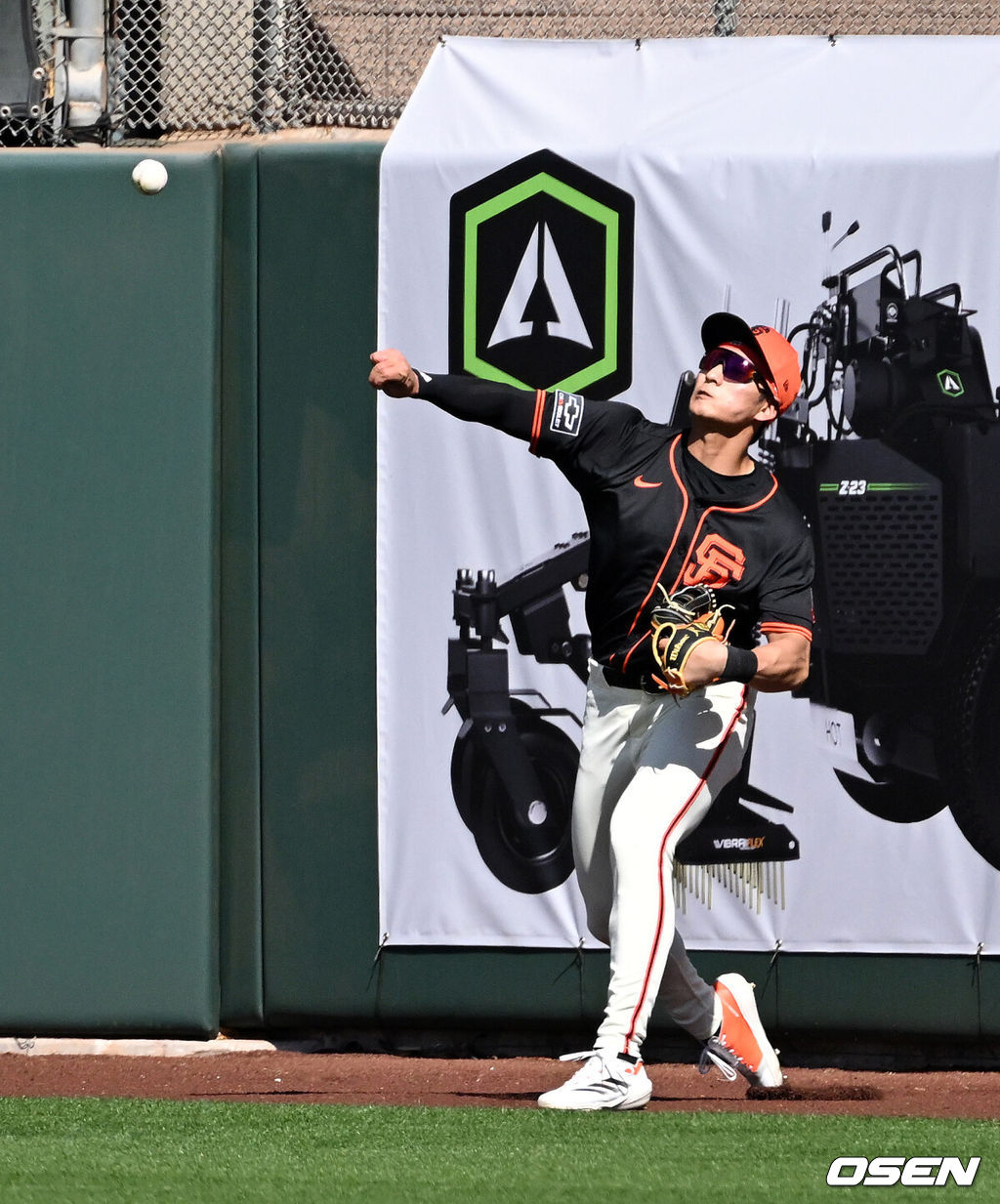 25일(한국시간) 미국 애리조나주 스코츠데일 스타디움에서 2025 메이저리그 시범경기 샌프란시스코 자이언츠와 콜로라도 로키스의 경기가 열렸다.8개월 가량 재활을 마친 샌프란시스코 자이언츠 이정후는 이제 메이저리그 데뷔 2년차 시즌을 준비한다. 3회초 1사에서 샌프란시스코 자이언츠 이정후가 콜로라도 로키스 잭 빈의 타구를 잡아 송구하고 있다. 2025.02.25 / sunday@osen.co.kr