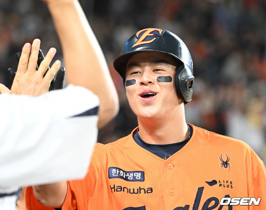 24일 오후 대전 한화생명볼파크에서 2025 신한 SOL Bank KBO리그 한화 이글스와 SSG 랜더스의 경기가 열렸다.한화는 와이스, SSG은 송영진을 선발로 내세웠다.5회말 2사 1루에서 한화 노시환이 좌중월 투런 홈런을 치고 더그아웃에서 환호하고 있다. 2025.08.24 /sunday@osen.co.kr