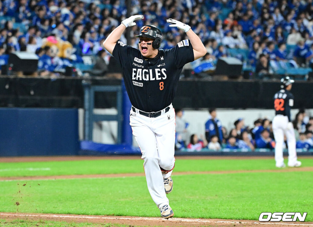 21일 대구 삼성라이온즈파크에서 ‘2025 신한 SOL Bank KBO리그’ 포스트시즌 플레이오프 3차전 삼성 라이온즈와 한화 이글스의 경기가 열렸다.홈팀 삼성은 아리엘 후라도, 방문팀 한화는 류현진을 선발로 내세웠다.5회초 2사 3루 상황 한화 노시환이 역전 좌월 투런포를 날리고 더그아웃을 향해 포효하고 있다. 2025.10.21 / dreamer@osen.co.kr