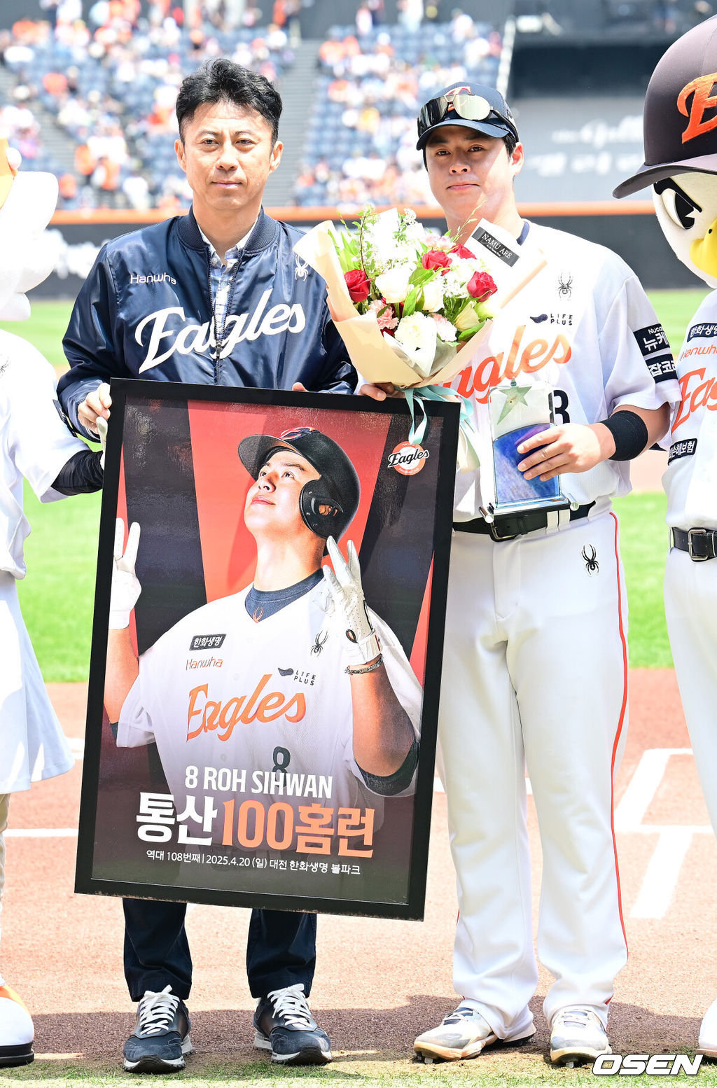 한화 손혁 단장과 노시환 /OSEN DB