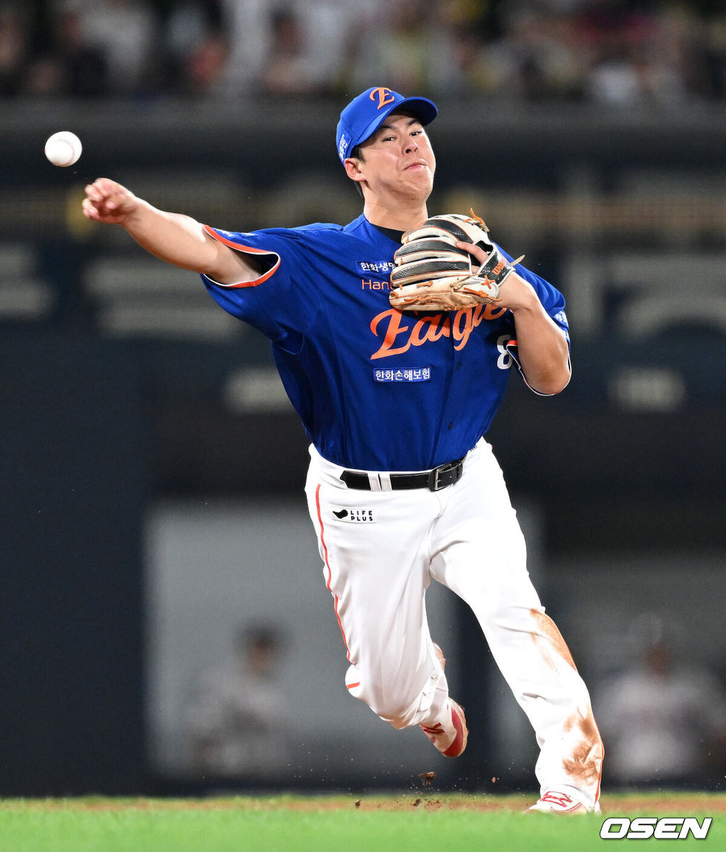 1일 오후 광주-기아 챔피언스필드에서 2025 신한 SOL Bank KBO리그 KIA 타이거즈와 한화 이글스의 경기가 열렸다.KIA는 이의리, 한화는 류현진을 선발 투수로 내세웠다.4회말 2사에서 한화 노시환이 KIA 오선우의 땅볼 타구를 잡아 송구했지만 출루를 허용하고 있다. 2025.08.01 /sunday@osen.co.kr