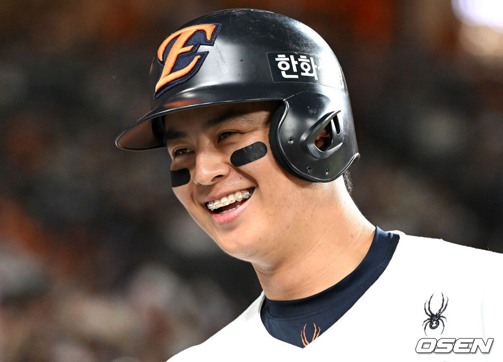 19일 오후 대전 한화생명볼파크에서 2025 신한 SOL Bank KBO리그 한화 이글스와 두산 베어스의 경기가 열렸다.한화는 와이스, 두산은 콜어빈을 선발로 내세웠다.5회말 무사에서 한화 노시환이 좌월 솔로 홈런을 치고 환호하고 있다. 2025.08.19 /sunday@osen.co.kr