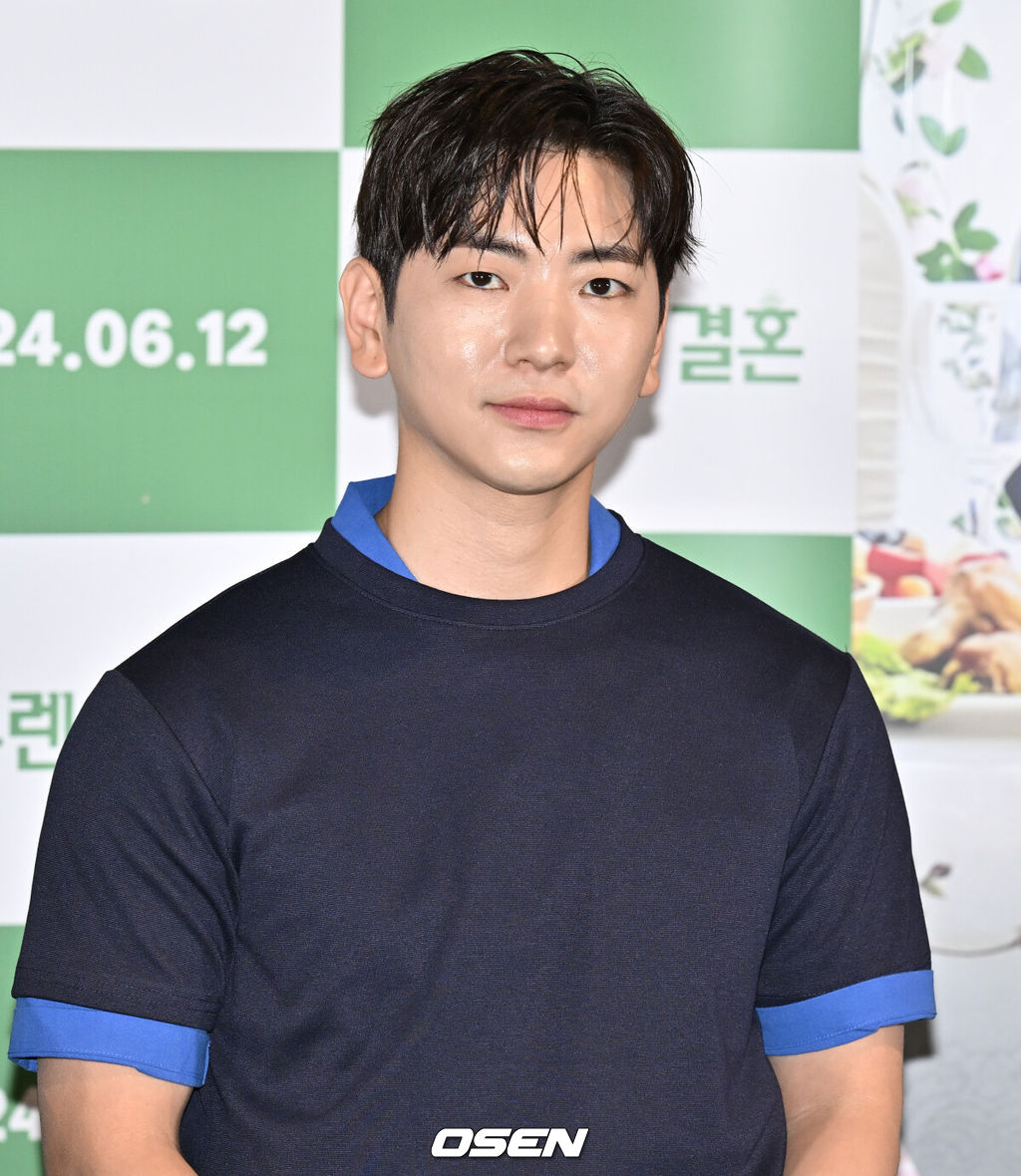 영화 '다우렌의 결혼(감독 임찬익)’ 언론배급시사 및 기자간담회가 28일 오후 서울 용산구 CGV용산아이파크몰에서 열렸다.‘다우렌의 결혼’은 자신만의 색이 두드러지는 연기 스펙트럼의 충무로 대표 카멜레온 배우 이주승이 다큐멘터리를 찍으며 입봉을 꿈꾸는 조연출 ‘승주’ 역을 맡아 스크린에 컴백한다.배우 이주승이 질의응답 시간을 갖고 있다. 2024.05.28 /cej@osen.co.kr