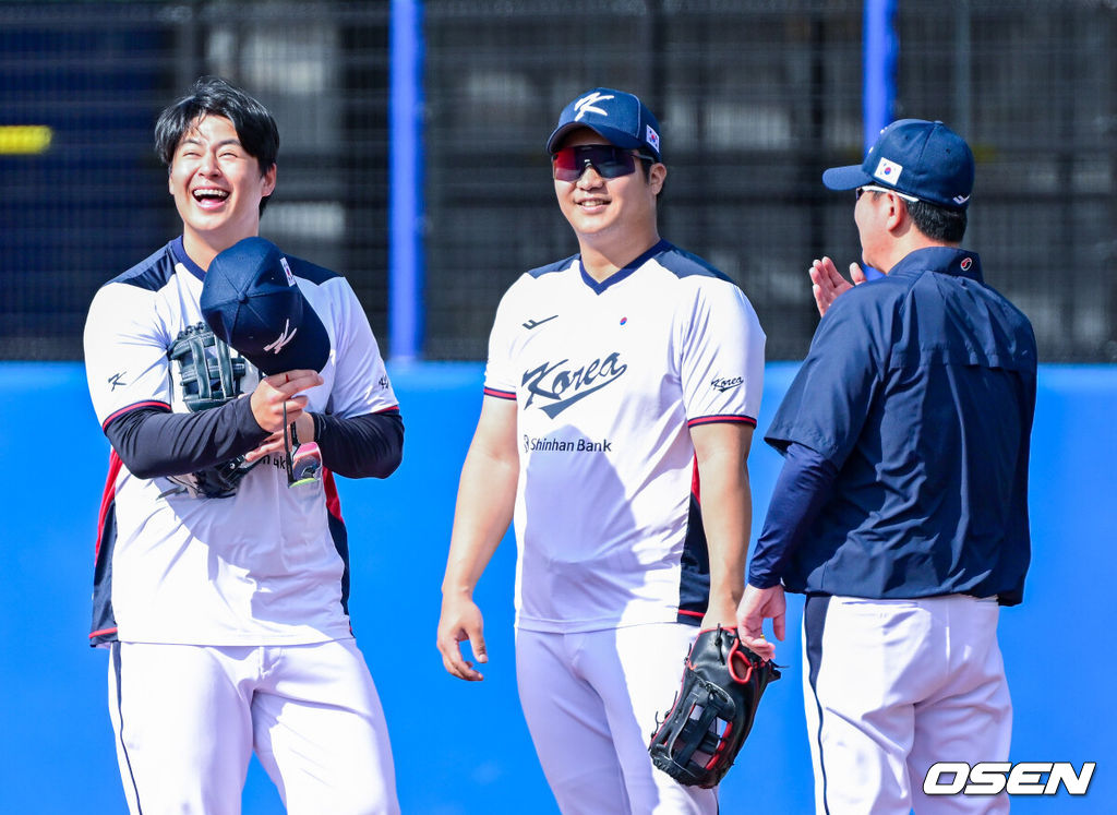 2026 WBC(월드베이스볼클래식)를 준비하는 대한민국 야구 대표팀이 23일 일본 오키나와 가데나 야구장에서 프로야구 한화 이글스와 연습경기를 펼쳤다. 야구 대표팀은 오키나와에서 국내 팀들과 6차례 연습경기를 치르며 전력을 끌어올릴 예정이다.한화와 11년 총액 307억 다년계약을 맺은 대표팀 노시환이 류지현 감독과 인사를 나누고 있다. 2026.02.23 / dreamer@osen.co.kr