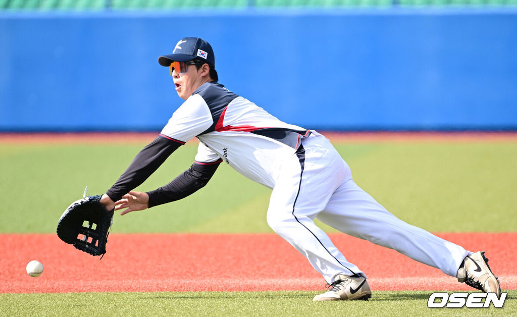 2026 WBC(월드베이스볼클래식)를 준비하는 대한민국 야구 대표팀이 23일 일본 오키나와 가데나 야구장에서 프로야구 한화 이글스와 연습경기를 펼쳤다. 야구 대표팀은 오키나와에서 국내 팀들과 6차례 연습경기를 치르며 전력을 끌어올릴 예정이다.한화와 11년 총액 307억 다년계약을 맺은 대표팀 노시환이 수비 훈련을 펼치고 있다. 2026.02.23 / dreamer@osen.co.kr