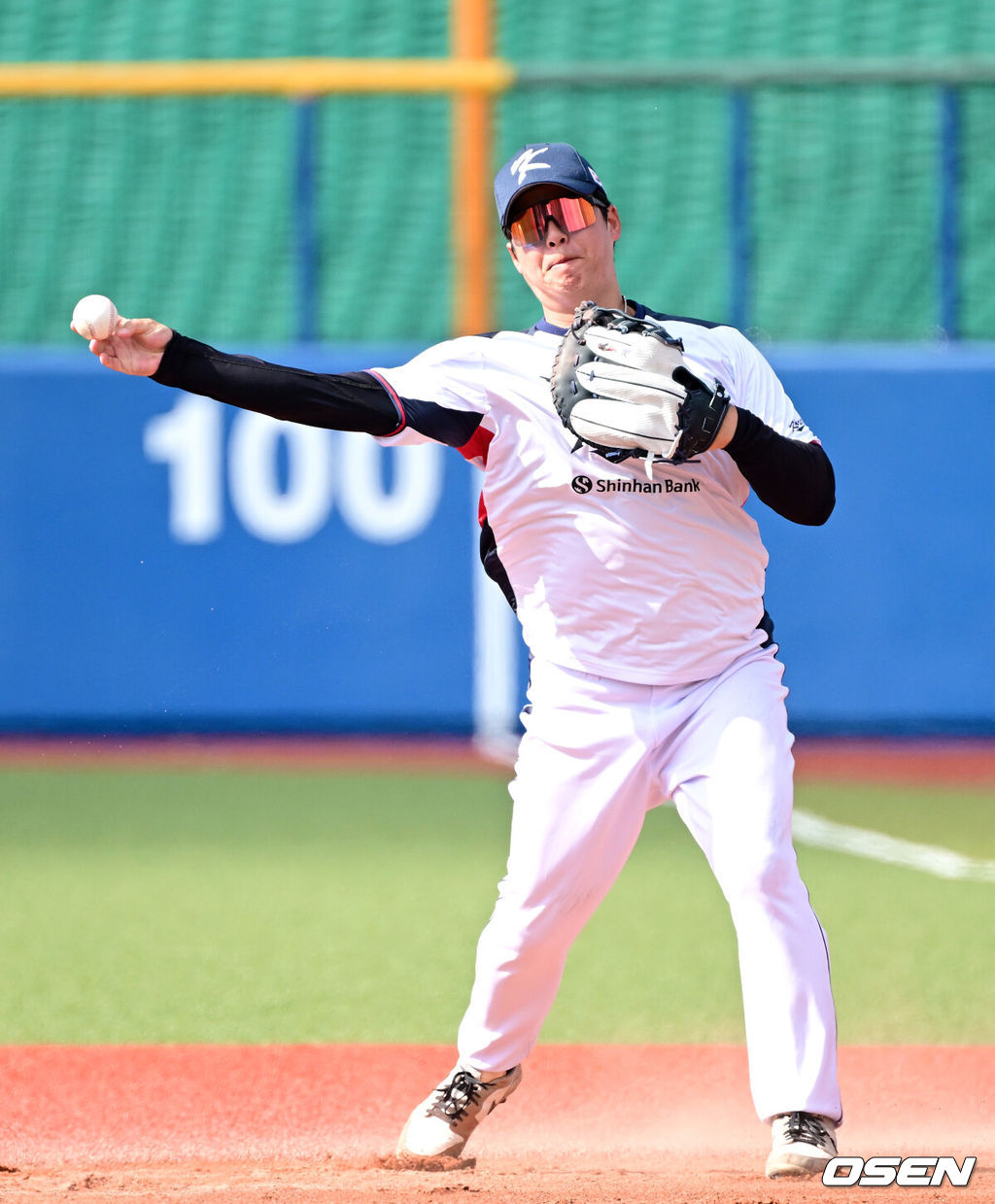 2026 WBC(월드베이스볼클래식)를 준비하는 대한민국 야구 대표팀이 23일 일본 오키나와 가데나 야구장에서 프로야구 한화 이글스와 연습경기를 펼쳤다. 야구 대표팀은 오키나와에서 국내 팀들과 6차례 연습경기를 치르며 전력을 끌어올릴 예정이다.한화와 11년 총액 307억 다년계약을 맺은 대표팀 노시환이 수비 훈련을 펼치고 있다. 2026.02.23 / dreamer@osen.co.kr