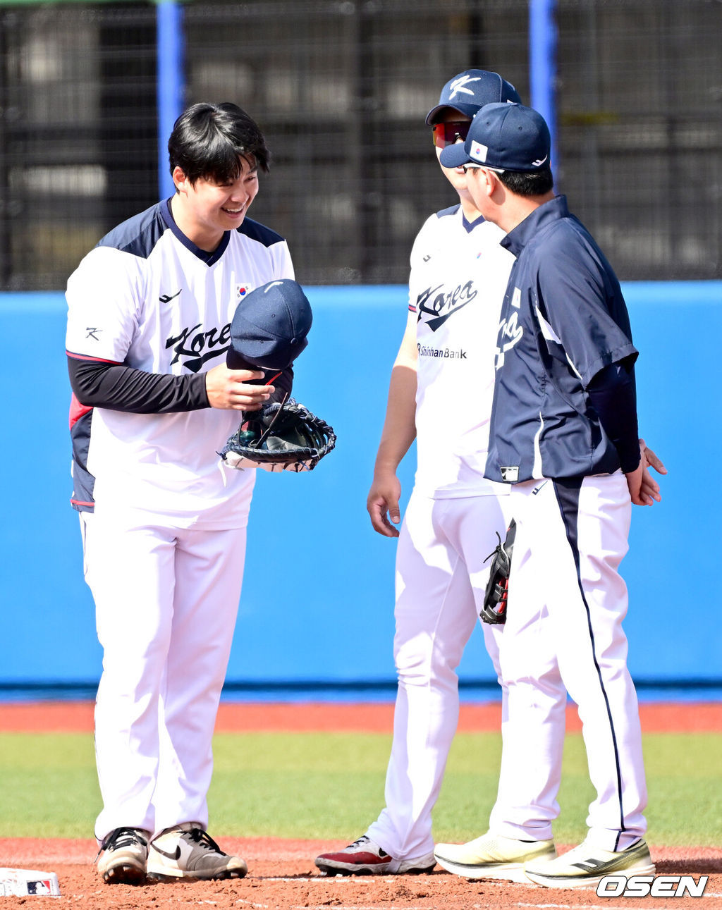 2026 WBC(월드베이스볼클래식)를 준비하는 대한민국 야구 대표팀이 23일 일본 오키나와 가데나 야구장에서 프로야구 한화 이글스와 연습경기를 펼쳤다. 야구 대표팀은 오키나와에서 국내 팀들과 6차례 연습경기를 치르며 전력을 끌어올릴 예정이다.한화와 11년 총액 307억 다년계약을 맺은 대표팀 노시환이 류지현 감독과 인사를 나누고 있다. 2026.02.23 / dreamer@osen.co.kr