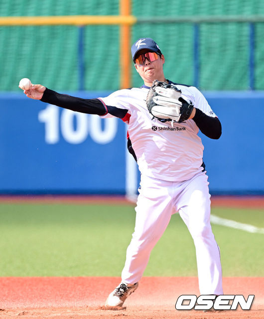 [OSEN=오키나와(일본), 최규한 기자] 2026 WBC(월드베이스볼클래식)를 준비하는 대한민국 야구 대표팀이 23일 일본 오키나와 가데나 야구장에서 프로야구 한화 이글스와 연습경기를 펼쳤다. 야구 대표팀은 오키나와에서 국내 팀들과 6차례 연습경기를 치르며 전력을 끌어올릴 예정이다.한화와 11년 총액 307억 다년계약을 맺은 대표팀 노시환이 수비 훈련을 펼치고 있다. 2026.02.23 / dreamer@osen.co.kr