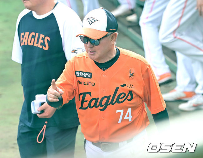 [OSEN=오키나와(일본), 최규한 기자] 프로야구 한화 이글스가 22일 일본 오키나와 이토만 니시자키 야구장에서 일본 프로야구 지바롯데와 연습경기를 가진다.한화는 이번 2차 오키나와 캠프에서 총 9차례 연습경기를&nbsp;통해 전력을 가다듬을 예정이다.경기를 마치고 한화 김경문 감독이 그라운드를 나서고 있다. 2026.02.22 / dreamer@osen.co.kr