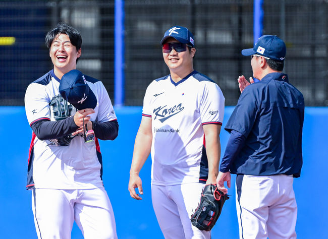 [OSEN=오키나와(일본), 최규한 기자] 2026 WBC(월드베이스볼클래식)를 준비하는 대한민국 야구 대표팀이 23일 일본 오키나와 가데나 야구장에서 프로야구 한화 이글스와 연습경기를 펼쳤다. 야구 대표팀은 오키나와에서 국내 팀들과 6차례 연습경기를 치르며 전력을 끌어올릴 예정이다.한화와 11년 총액 307억 다년계약을 맺은 대표팀 노시환이 류지현 감독과 인사를 나누고 있다. 2026.02.23 / dreamer@osen.co.kr