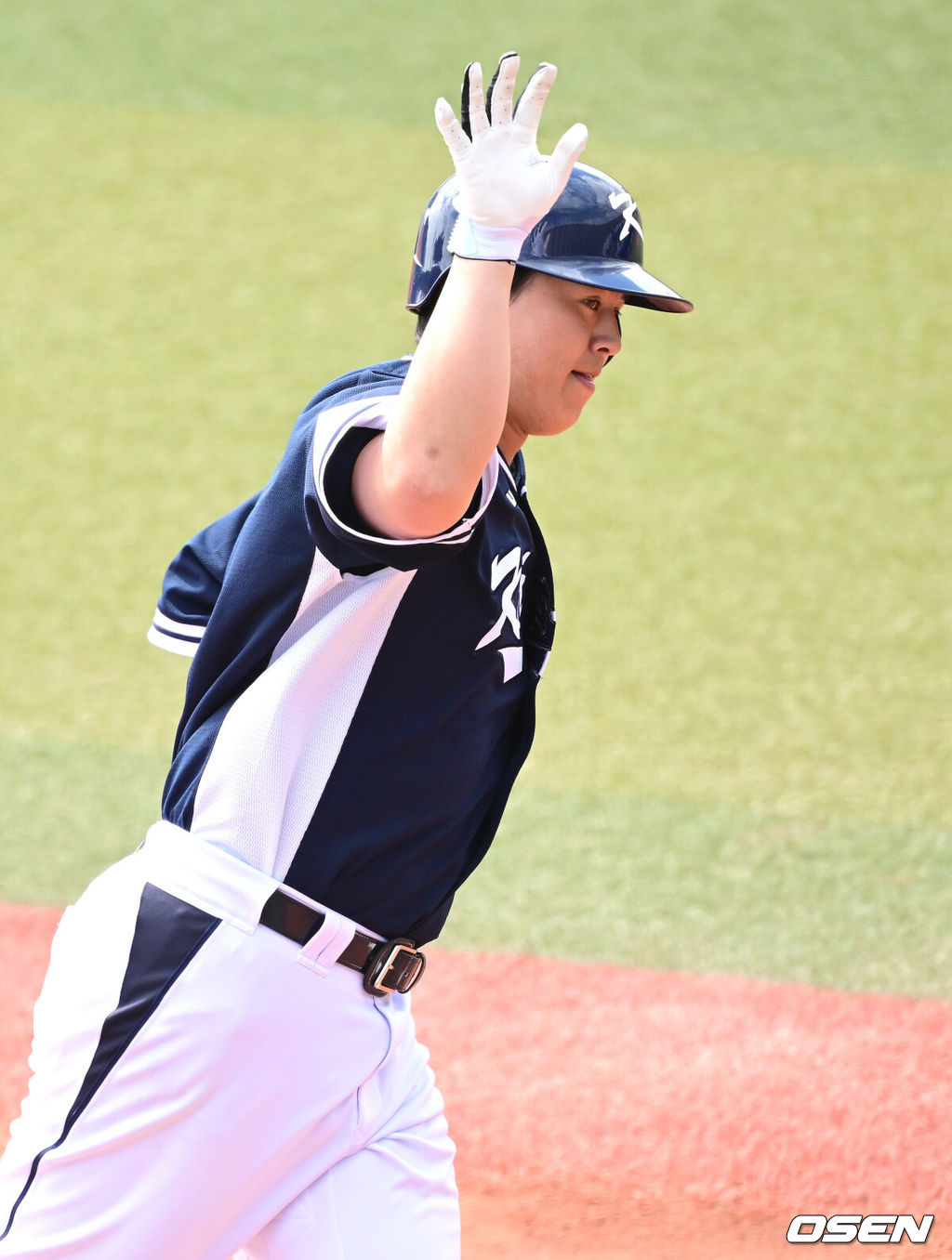 2026 WBC(월드베이스볼클래식)를 준비하는 대한민국 야구 대표팀이 23일 일본 오키나와 가데나 야구장에서 프로야구 한화 이글스와 연습경기를 펼쳤다. 야구 대표팀은 오키나와에서 국내 팀들과 6차례 연습경기를 치르며 전력을 끌어올릴 예정이다.2회초 무사 1루 상황 대표팀 노시환이 선제 좌월 투런포를 날리고 그라운드를 돌며 기뻐하고 있다. 2026.02.23 / dreamer@osen.co.kr