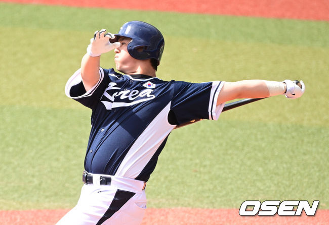 [OSEN=오키나와(일본), 최규한 기자] 2026 WBC(월드베이스볼클래식)를 준비하는 대한민국 야구 대표팀이 23일 일본 오키나와 가데나 야구장에서 프로야구 한화 이글스와 연습경기를 펼쳤다. 야구 대표팀은 오키나와에서 국내 팀들과 6차례 연습경기를 치르며 전력을 끌어올릴 예정이다.2회초 무사 1루 상황 대표팀 노시환이 선제 좌월 투런포를 날리고 있다. 2026.02.23 / dreamer@osen.co.kr