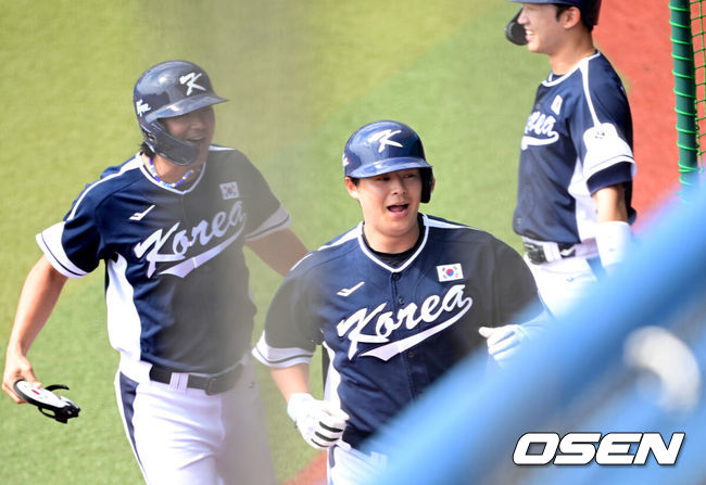 [OSEN=오키나와(일본), 최규한 기자] 2026 WBC(월드베이스볼클래식)를 준비하는 대한민국 야구 대표팀이 23일 일본 오키나와 가데나 야구장에서 프로야구 한화 이글스와 연습경기를 펼쳤다. 야구 대표팀은 오키나와에서 국내 팀들과 6차례 연습경기를 치르며 전력을 끌어올릴 예정이다.2회초 무사 1루 상황 대표팀 노시환이 선제 좌월 투런포를 날리고 더그아웃 동료들과 기뻐하고 있다. 2026.02.23 / dreamer@osen.co.kr