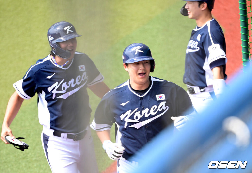 2026 WBC(월드베이스볼클래식)를 준비하는 대한민국 야구 대표팀이 23일 일본 오키나와 가데나 야구장에서 프로야구 한화 이글스와 연습경기를 펼쳤다. 야구 대표팀은 오키나와에서 국내 팀들과 6차례 연습경기를 치르며 전력을 끌어올릴 예정이다.2회초 무사 1루 상황 대표팀 노시환이 선제 좌월 투런포를 날리고 더그아웃 동료들과 기뻐하고 있다. 2026.02.23 / dreamer@osen.co.kr