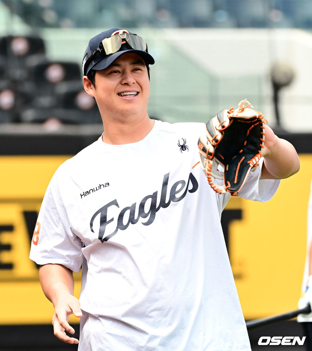 14일 대전 한화생명볼파크에서 2025 신한 SOL Bank KBO리그 한화 이글스와 LG 트윈스의 경기가 열렸다.LG가 40승 26패 1무(승률 .606)로 1위, 한화는 40승 27패(승률 .597)로 2위다. 0.5경기 차이다. 경기 결과에 따라 1위가 바뀔 수도 있다. 이날 한화는 폰세, LG는 임찬규를 선발로 내세웠다.한화 노시환이 훈련을 하고 있다. 2025.06.14 /jpnews@osen.co.kr