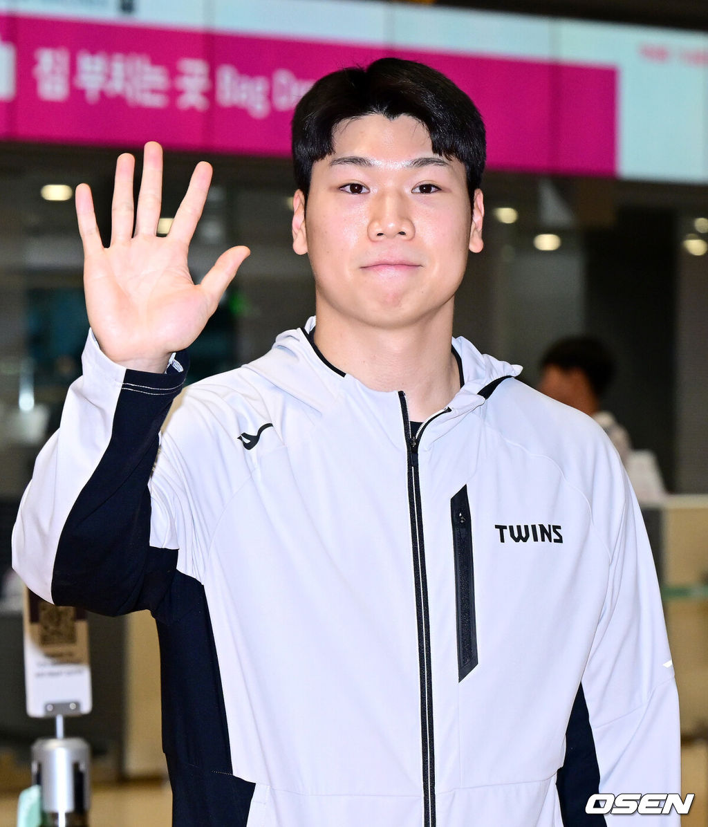 프로야구 LG 트윈스가 23일 오후 2026 시즌을 준비하기 위해 22일 오후 인천공항을 통해 미국으로 출국했다.LG는 오는 25일부터 2월 22일까지 미국 애리조나에서 1차 스프링캠프를 펼친다. 염경엽 감독과 코칭스태프 18명, 주장 박해민을 비롯한 선수 40명이 담금질에 나선다.LG 조원태가 출국을 앞두고 포즈를 취하고 있다. 2026.01.23 / dreamer@osen.co.kr