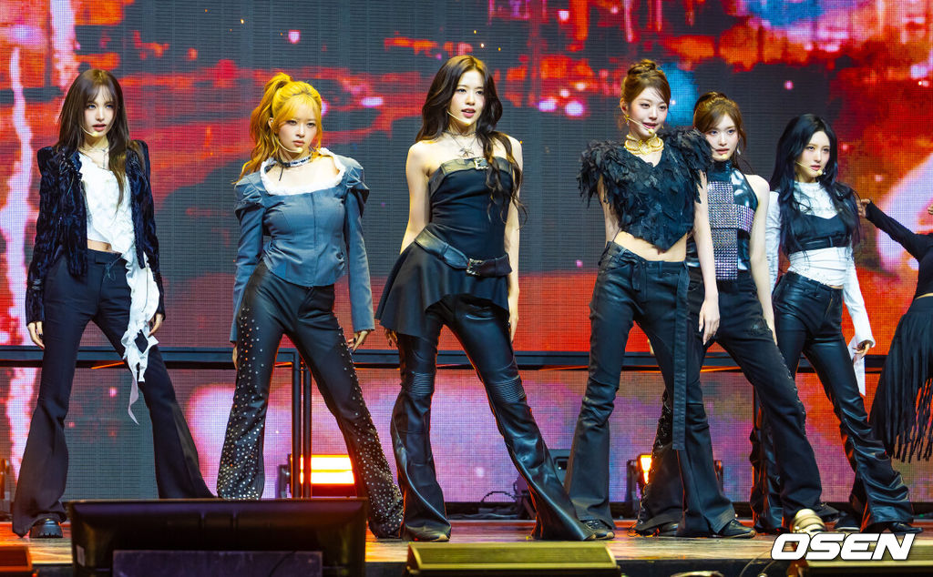 23일 오후 서울 자양동 예스24 라이브홀에서 그룹 아이브 정규 2집 'REVIVE+' 발매 기념 미디어 쇼케이스가 진행됐다.정규 2집 '리바이브 플러스'는 단순한 리셋이나 변화 선언이 아닌 재점화에 가까운 앨범이다. 그동안 '나'를 중심으로 '자기 확신'의 서사를 쌓아온 아이브는 이번 앨범에서 그 시선을 '우리'로 확장하며, 관계와 연결에 대한 이야기를 본격적으로 펼친다. 아이브와 대중이 만나 '우리'가 되는 구조로 서사를 넓히며, 현재의 자리에서 더 많은 방향으로 나아갈 수 있다는 자신감을 선명하게 드러낸다.그룹 아이브가 화려한 무대를 선보이고 있다. 2026.02.23 / rumi@osen.co.kr