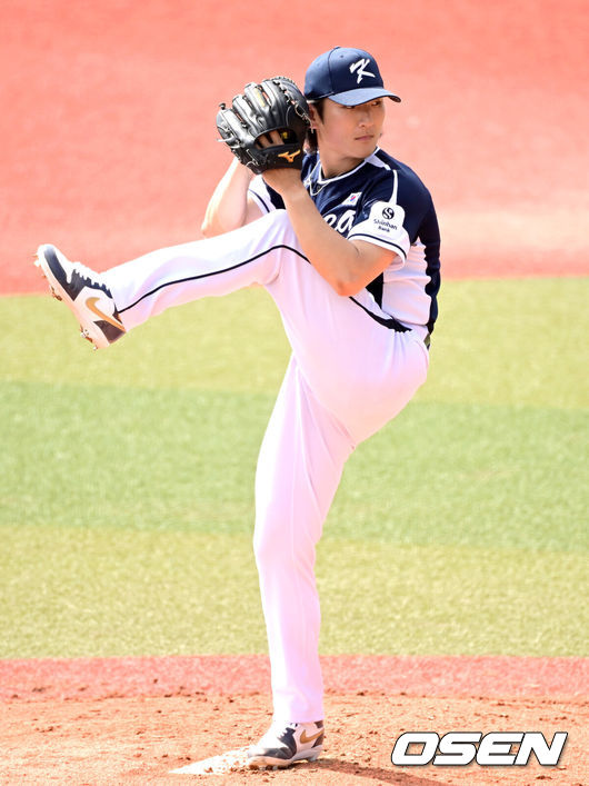 [OSEN=오키나와(일본), 최규한 기자] 2026 WBC(월드베이스볼클래식)를 준비하는 대한민국 야구 대표팀이 23일 일본 오키나와 가데나 야구장에서 프로야구 한화 이글스와 연습경기를 펼쳤다. 야구 대표팀은 오키나와에서 국내 팀들과 6차례 연습경기를 치르며 전력을 끌어올릴 예정이다.1회말 대표팀 선발 곽빈이 힘차게 공을 뿌리고 있다. 2026.02.23 / dreamer@osen.co.kr