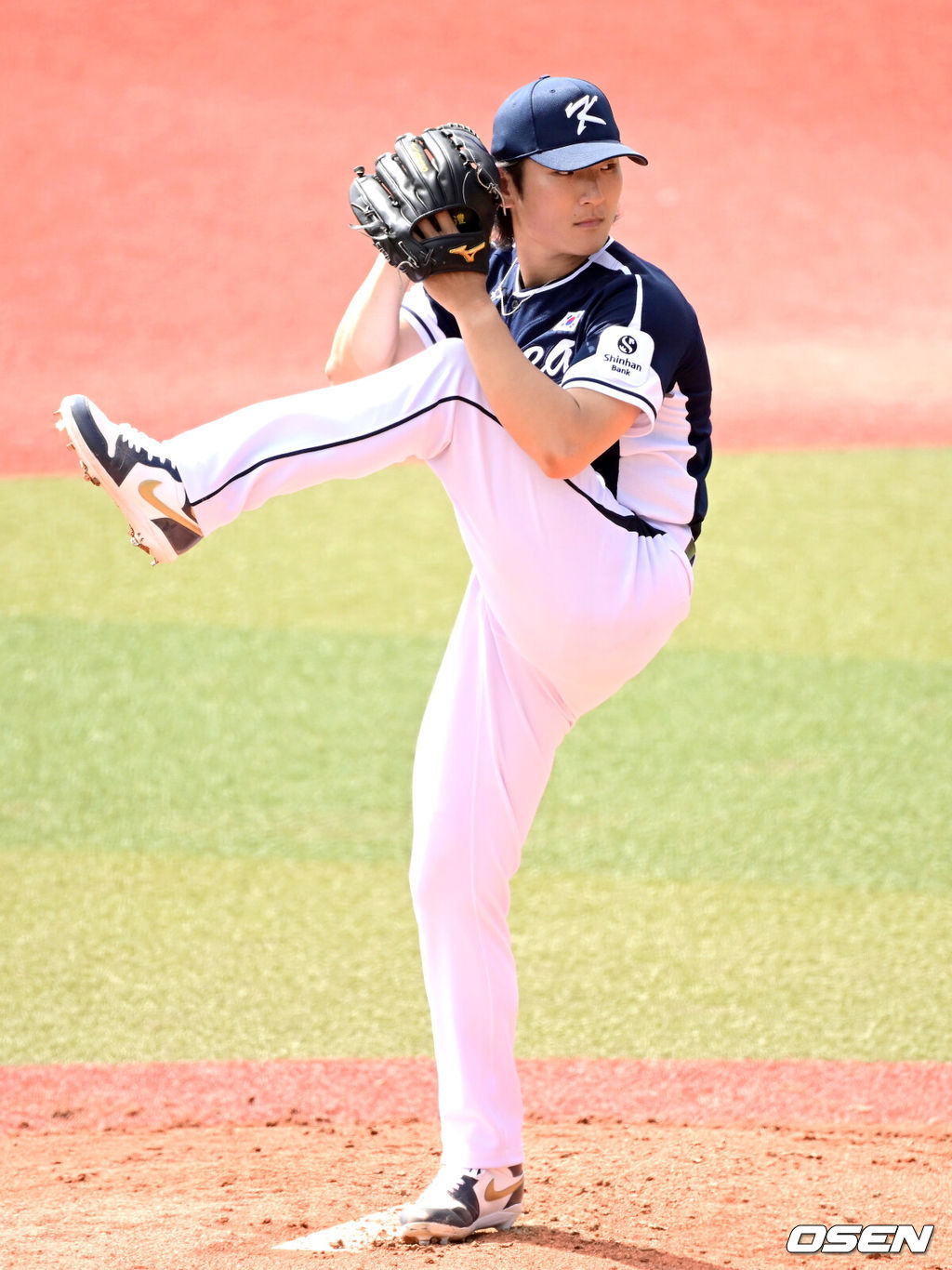 2026 WBC(월드베이스볼클래식)를 준비하는 대한민국 야구 대표팀이 23일 일본 오키나와 가데나 야구장에서 프로야구 한화 이글스와 연습경기를 펼쳤다. 야구 대표팀은 오키나와에서 국내 팀들과 6차례 연습경기를 치르며 전력을 끌어올릴 예정이다.1회말 대표팀 선발 곽빈이 힘차게 공을 뿌리고 있다. 2026.02.23 / dreamer@osen.co.kr