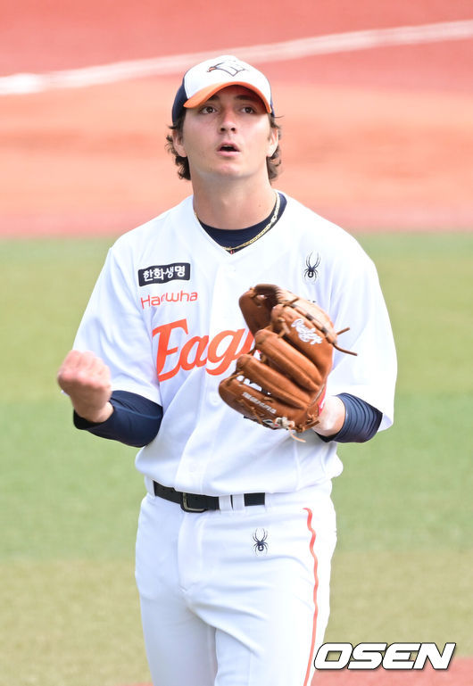 [OSEN=오키나와(일본), 최규한 기자] 2026 WBC(월드베이스볼클래식)를 준비하는 대한민국 야구 대표팀이 23일 일본 오키나와 가데나 야구장에서 프로야구 한화 이글스와 연습경기를 펼쳤다. 야구 대표팀은 오키나와에서 국내 팀들과 6차례 연습경기를 치르며 전력을 끌어올릴 예정이다.1회초 대표팀 공격을 무실점으로 막아낸 한화 선발 오웬 화이트가 더그아웃으로 향하고 있다. 2026.02.23 / dreamer@osen.co.kr