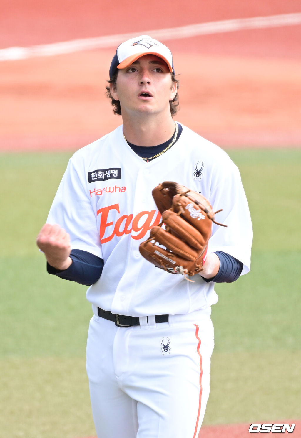 2026 WBC(월드베이스볼클래식)를 준비하는 대한민국 야구 대표팀이 23일 일본 오키나와 가데나 야구장에서 프로야구 한화 이글스와 연습경기를 펼쳤다. 야구 대표팀은 오키나와에서 국내 팀들과 6차례 연습경기를 치르며 전력을 끌어올릴 예정이다.1회초 대표팀 공격을 무실점으로 막아낸 한화 선발 오웬 화이트가 더그아웃으로 향하고 있다. 2026.02.23 / dreamer@osen.co.kr