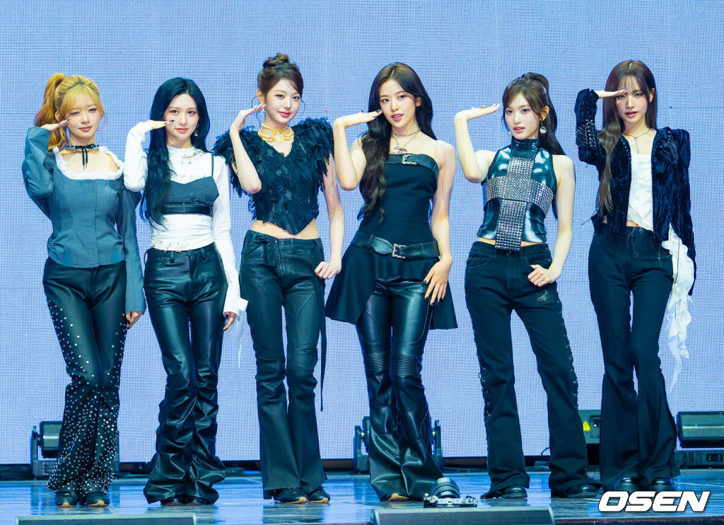 23일 오후 서울 자양동 예스24 라이브홀에서 그룹 아이브 정규 2집 'REVIVE+' 발매 기념 미디어 쇼케이스가 진행됐다.정규 2집 '리바이브 플러스'는 단순한 리셋이나 변화 선언이 아닌 재점화에 가까운 앨범이다. 그동안 '나'를 중심으로 '자기 확신'의 서사를 쌓아온 아이브는 이번 앨범에서 그 시선을 '우리'로 확장하며, 관계와 연결에 대한 이야기를 본격적으로 펼친다. 아이브와 대중이 만나 '우리'가 되는 구조로 서사를 넓히며, 현재의 자리에서 더 많은 방향으로 나아갈 수 있다는 자신감을 선명하게 드러낸다.그룹 아이브가 무대 위에서 포즈를 취하고 있다. 2026.02.23 / rumi@osen.co.kr