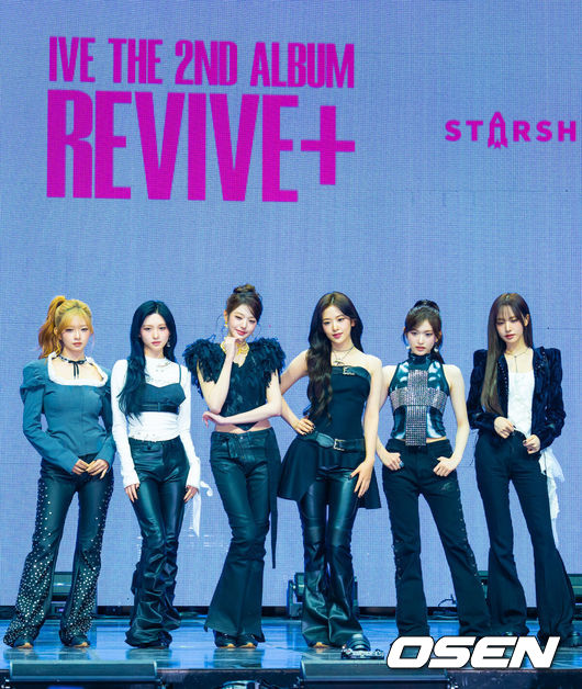 [OSEN=민경훈 기자] 23일 오후 서울 자양동 예스24 라이브홀에서 그룹 아이브 정규 2집 'REVIVE+' 발매 기념 미디어 쇼케이스가 진행됐다.<br /><br />정규 2집 '리바이브 플러스'는 단순한 리셋이나 변화 선언이 아닌 재점화에 가까운 앨범이다. 그동안 '나'를 중심으로 '자기 확신'의 서사를 쌓아온 아이브는 이번 앨범에서 그 시선을 '우리'로 확장하며, 관계와 연결에 대한 이야기를 본격적으로 펼친다. 아이브와 대중이 만나 '우리'가 되는 구조로 서사를 넓히며, 현재의 자리에서 더 많은 방향으로 나아갈 수 있다는 자신감을 선명하게 드러낸다.<br /><br />그룹 아이브가 무대 위에서 포즈를 취하고 있다. 2026.02.23 / rumi@osen.co.kr