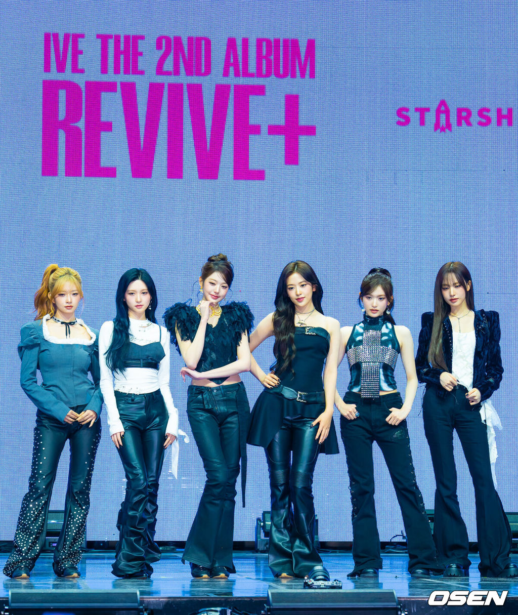 23일 오후 서울 자양동 예스24 라이브홀에서 그룹 아이브 정규 2집 'REVIVE+' 발매 기념 미디어 쇼케이스가 진행됐다.<br /><br />정규 2집 '리바이브 플러스'는 단순한 리셋이나 변화 선언이 아닌 재점화에 가까운 앨범이다. 그동안 '나'를 중심으로 '자기 확신'의 서사를 쌓아온 아이브는 이번 앨범에서 그 시선을 '우리'로 확장하며, 관계와 연결에 대한 이야기를 본격적으로 펼친다. 아이브와 대중이 만나 '우리'가 되는 구조로 서사를 넓히며, 현재의 자리에서 더 많은 방향으로 나아갈 수 있다는 자신감을 선명하게 드러낸다.<br /><br />그룹 아이브가 무대 위에서 포즈를 취하고 있다. 2026.02.23 / rumi@osen.co.kr
