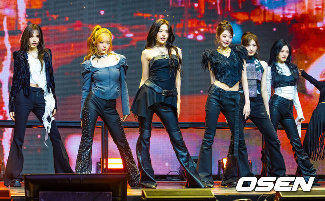 [OSEN=민경훈 기자] 23일 오후 서울 자양동 예스24 라이브홀에서 그룹 아이브 정규 2집 'REVIVE+' 발매 기념 미디어 쇼케이스가 진행됐다.<br /><br />정규 2집 '리바이브 플러스'는 단순한 리셋이나 변화 선언이 아닌 재점화에 가까운 앨범이다. 그동안 '나'를 중심으로 '자기 확신'의 서사를 쌓아온 아이브는 이번 앨범에서 그 시선을 '우리'로 확장하며, 관계와 연결에 대한 이야기를 본격적으로 펼친다. 아이브와 대중이 만나 '우리'가 되는 구조로 서사를 넓히며, 현재의 자리에서 더 많은 방향으로 나아갈 수 있다는 자신감을 선명하게 드러낸다.<br /><br />그룹 아이브가 화려한 무대를 선보이고 있다. 2026.02.23 / rumi@osen.co.kr