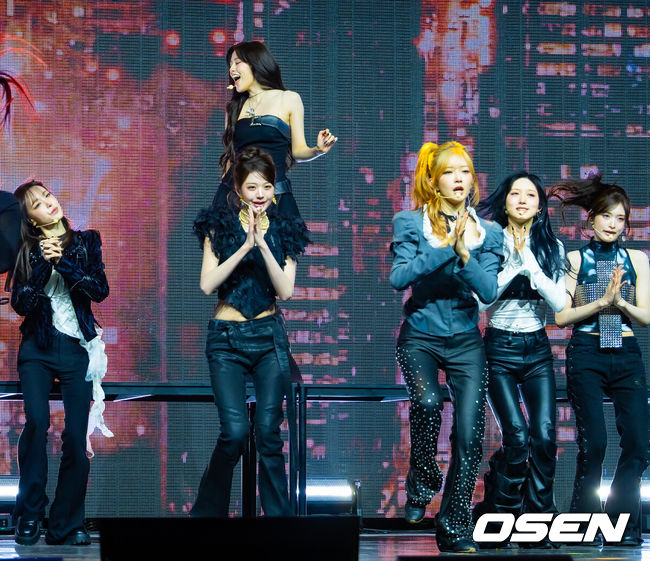 [OSEN=민경훈 기자] 23일 오후 서울 자양동 예스24 라이브홀에서 그룹 아이브 정규 2집 'REVIVE+' 발매 기념 미디어 쇼케이스가 진행됐다.<br /><br />정규 2집 '리바이브 플러스'는 단순한 리셋이나 변화 선언이 아닌 재점화에 가까운 앨범이다. 그동안 '나'를 중심으로 '자기 확신'의 서사를 쌓아온 아이브는 이번 앨범에서 그 시선을 '우리'로 확장하며, 관계와 연결에 대한 이야기를 본격적으로 펼친다. 아이브와 대중이 만나 '우리'가 되는 구조로 서사를 넓히며, 현재의 자리에서 더 많은 방향으로 나아갈 수 있다는 자신감을 선명하게 드러낸다.<br /><br />그룹 아이브가 무대 위에서 화려한 무대를 선보이고 있다. 2026.02.23 / rumi@osen.co.kr