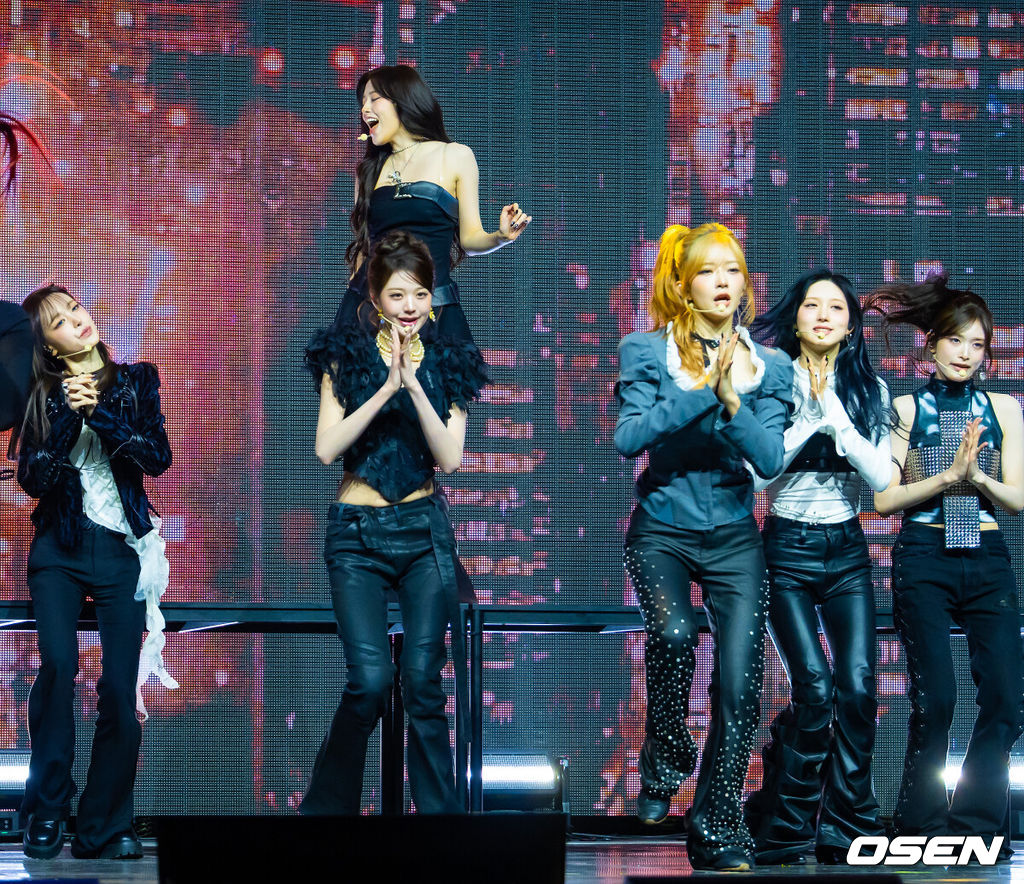 23일 오후 서울 자양동 예스24 라이브홀에서 그룹 아이브 정규 2집 'REVIVE+' 발매 기념 미디어 쇼케이스가 진행됐다.<br /><br />정규 2집 '리바이브 플러스'는 단순한 리셋이나 변화 선언이 아닌 재점화에 가까운 앨범이다. 그동안 '나'를 중심으로 '자기 확신'의 서사를 쌓아온 아이브는 이번 앨범에서 그 시선을 '우리'로 확장하며, 관계와 연결에 대한 이야기를 본격적으로 펼친다. 아이브와 대중이 만나 '우리'가 되는 구조로 서사를 넓히며, 현재의 자리에서 더 많은 방향으로 나아갈 수 있다는 자신감을 선명하게 드러낸다.<br /><br />그룹 아이브가 무대 위에서 화려한 무대를 선보이고 있다. 2026.02.23 / rumi@osen.co.kr