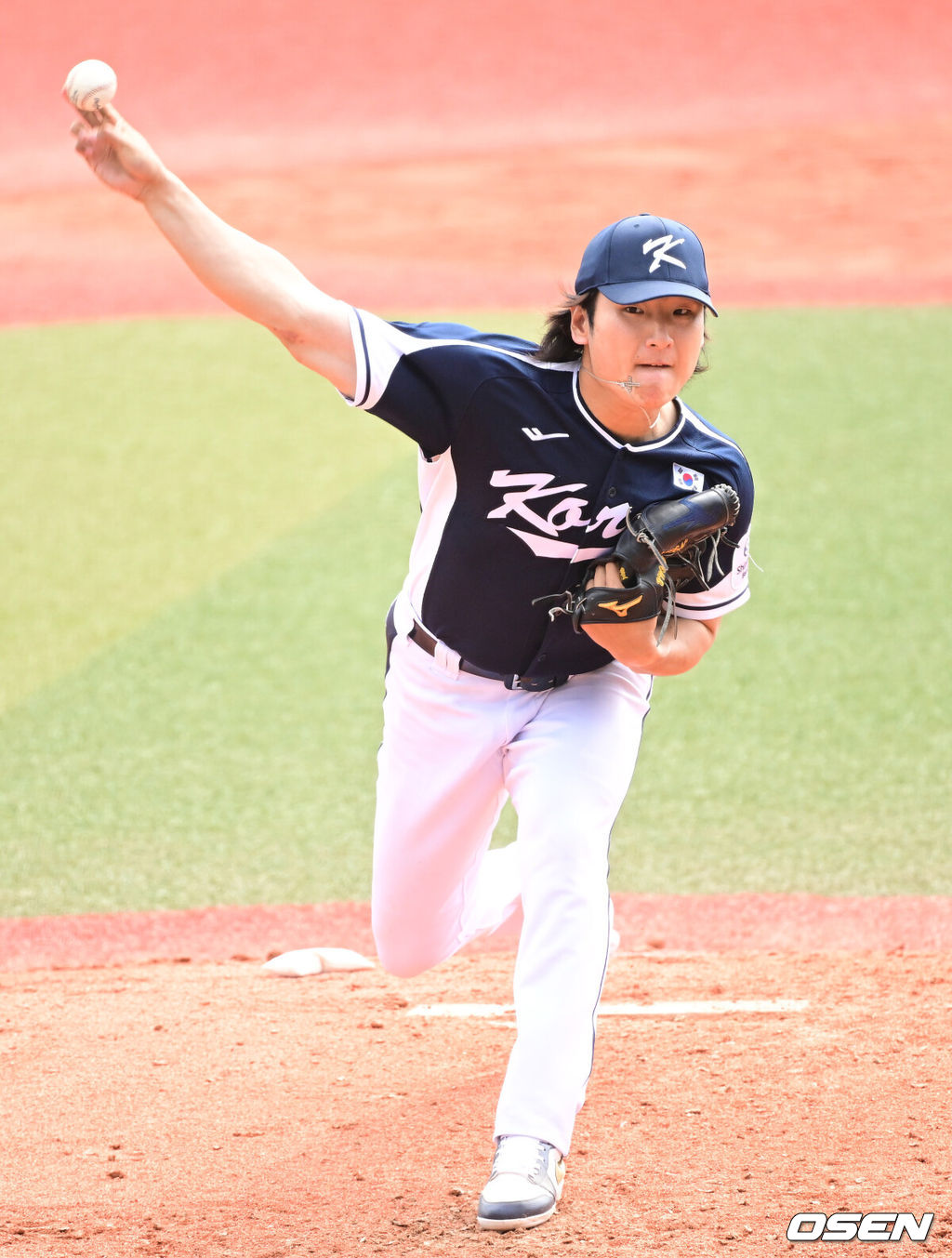 2026 WBC(월드베이스볼클래식)를 준비하는 대한민국 야구 대표팀이 23일 일본 오키나와 가데나 야구장에서 프로야구 한화 이글스와 연습경기를 펼쳤다. 야구 대표팀은 오키나와에서 국내 팀들과 6차례 연습경기를 치르며 전력을 끌어올릴 예정이다.2회말 대표팀 선발 곽빈이 힘차게 공을 뿌리고 있다. 2026.02.23 / dreamer@osen.co.kr