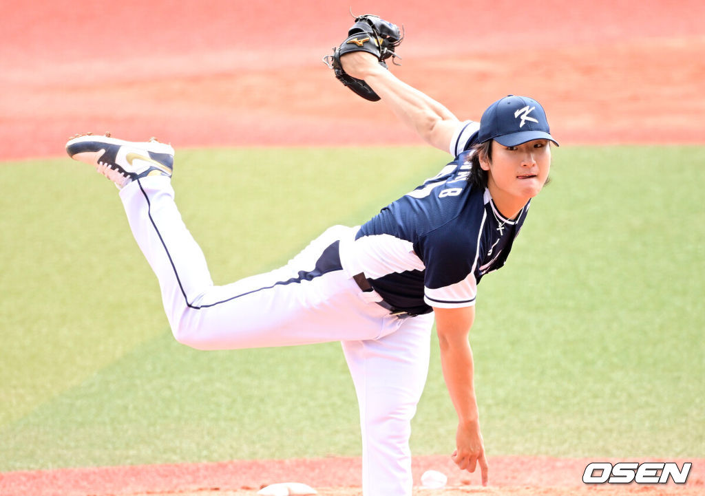 2026 WBC(월드베이스볼클래식)를 준비하는 대한민국 야구 대표팀이 23일 일본 오키나와 가데나 야구장에서 프로야구 한화 이글스와 연습경기를 펼쳤다. 야구 대표팀은 오키나와에서 국내 팀들과 6차례 연습경기를 치르며 전력을 끌어올릴 예정이다.2회말 대표팀 선발 곽빈이 힘차게 공을 뿌리고 있다. 2026.02.23 / dreamer@osen.co.kr