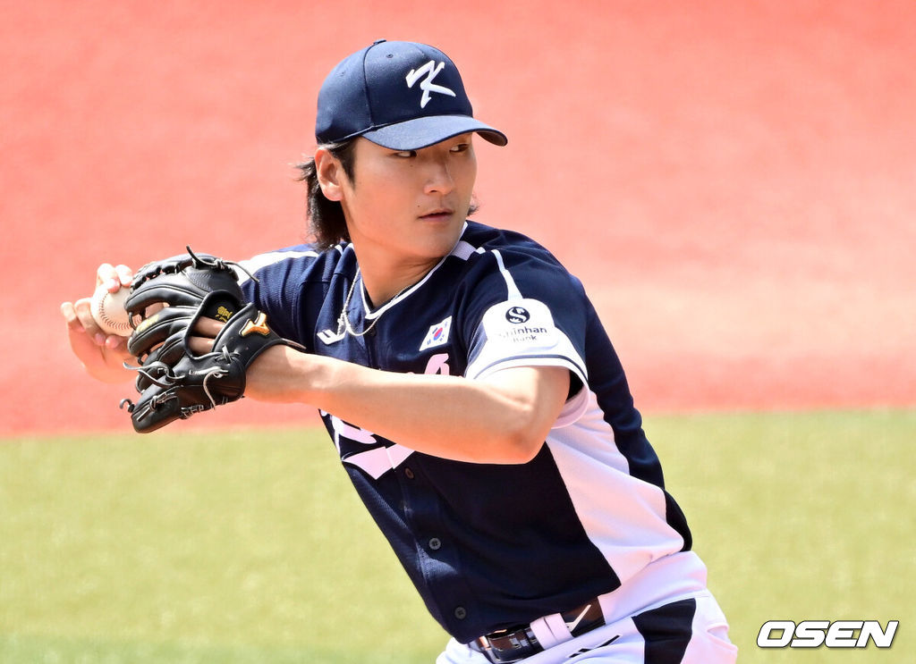 2026 WBC(월드베이스볼클래식)를 준비하는 대한민국 야구 대표팀이 23일 일본 오키나와 가데나 야구장에서 프로야구 한화 이글스와 연습경기를 펼쳤다. 야구 대표팀은 오키나와에서 국내 팀들과 6차례 연습경기를 치르며 전력을 끌어올릴 예정이다.대표팀 선발 곽빈이 힘차게 공을 뿌리고 있다. 2026.02.23 / dreamer@osen.co.kr