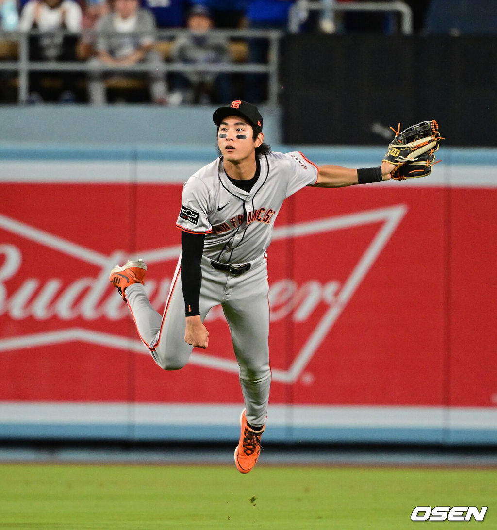 샌프란시스코 자이언츠 이정후(26)가 멀티히트로 활약했지만 팀은 2연패에 빠졌다. 샌프란시스코는 2일(한국시간) 미국 캘리포니아주 로스앤젤레스 다저 스타디움에서 열린 2024시즌 메이저리그 LA 다저스와의 경기에서 3-8로 패했다. 최근 2연패 부진이다. 다저스는 이날 승리로 2연승을 달렸다.3회 1사 2,3루에서 샌프란시스코 이정후가 다저스 프리먼의 내야안타에 홈으로 송구하고 있다. 2024.04.02 /jpnews@osen.co.kr