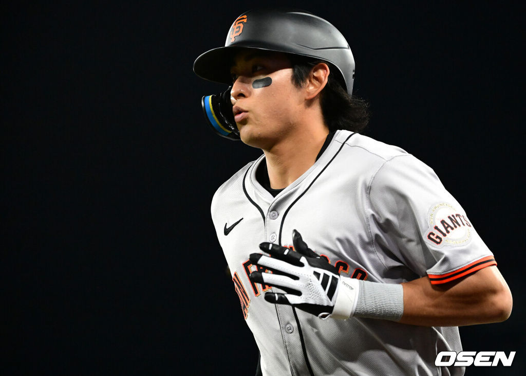 4일(한국시간) 미국 캘리포니아주 로스앤젤레스 다저스타디움에서 2024 메이저리그 LA 다저스와 샌프란시스코 자이언츠의 경기가 열렸다. 이날 1번 중견수로 선발 출장하는 이정후는 올 시즌 6경기 타율 2할9푼2리(24타수 7안타) 1홈런 4타점 1득점 OPS .762를 기록하며 좋은 출발을 하고 있다. 지난 3일 경기에서는 첫 4타석에서 모두 안타를 때려내지 못했지만 마지막 타석에서 안타를 때려내며 2경기 연속 안타와 6경기 연속 출루 기록을 이어갔다. 6회초 무사에서 샌프란시스코 자이언츠 이정후가 땅볼로 물러나고 있다. 2024.04.04 /jpnews@osen.co.kr