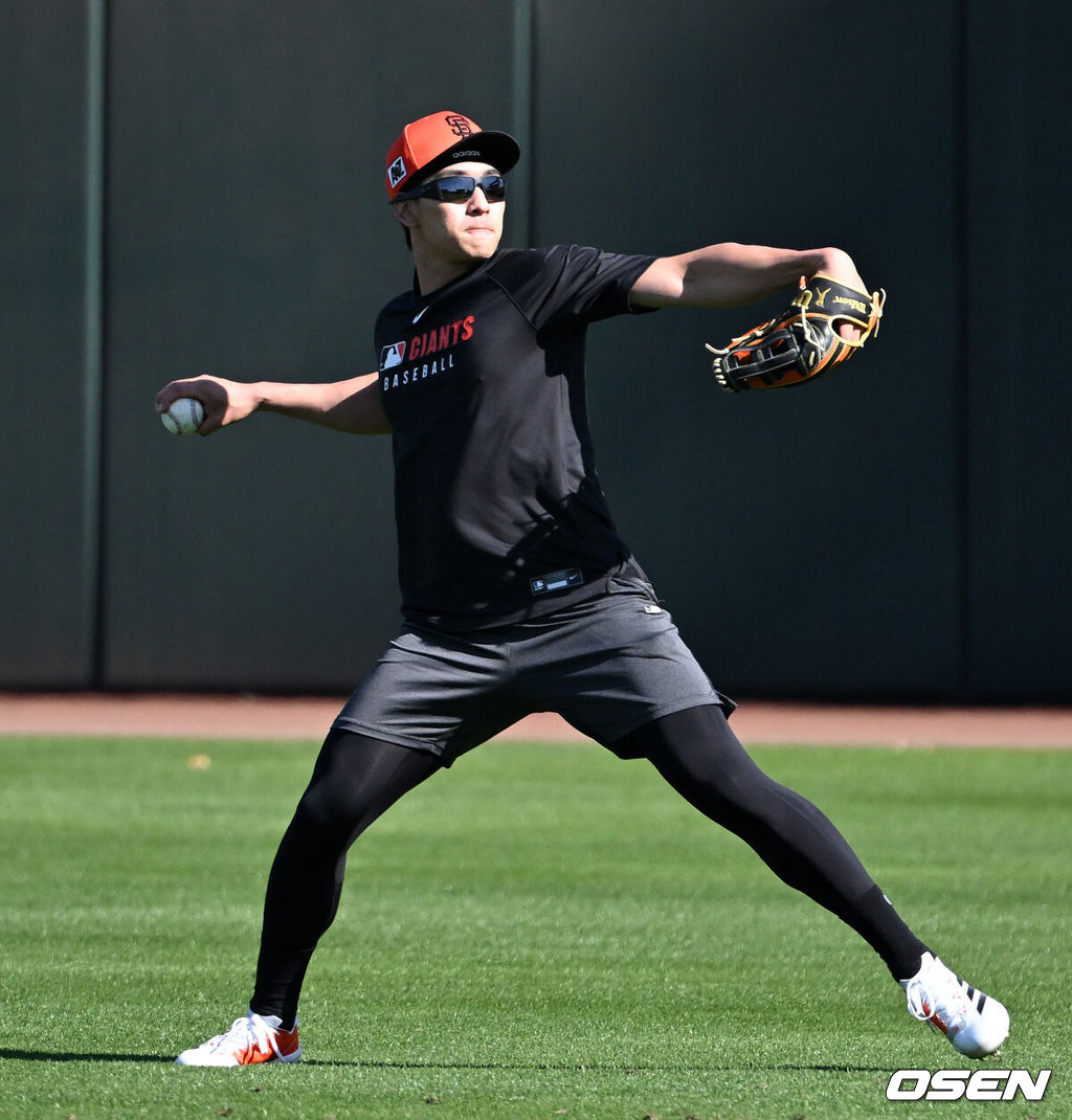 16일(한국시간) 미국 애리조나주 스코츠데일 스타디움에서 2025 메이저리그 샌프란시스코 자이언츠의 스프링캠프가 진행됐다.샌프란시스코는 오는 23일 텍사스 레인저스와의 시범경기를 시작으로 2025시즌 준비에 돌입한다. 8개월 가량 재활을 마친 이정후는 이제 메이저리그 데뷔 2년차 시즌을 준비한다. 샌프란시스코 자이언츠 이정후가 수비 훈련을 하고 있다. 2025.02.15 / sunday@osen.co.kr