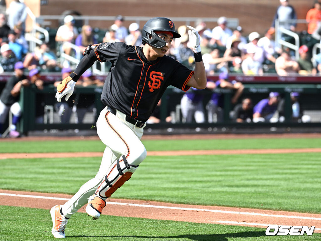 25일(한국시간) 미국 애리조나주 스코츠데일 스타디움에서 2025 메이저리그 시범경기 샌프란시스코 자이언츠와 콜로라도 로키스의 경기가 열렸다.8개월 가량 재활을 마친 샌프란시스코 자이언츠 이정후는 이제 메이저리그 데뷔 2년차 시즌을 준비한다. 1회말 2사 샌프란시스코 자이언츠 이정후가 우월 솔로 홈런을 치고 그라운드를 돌고 있다. 2025.02.25 / sunday@osen.co.kr