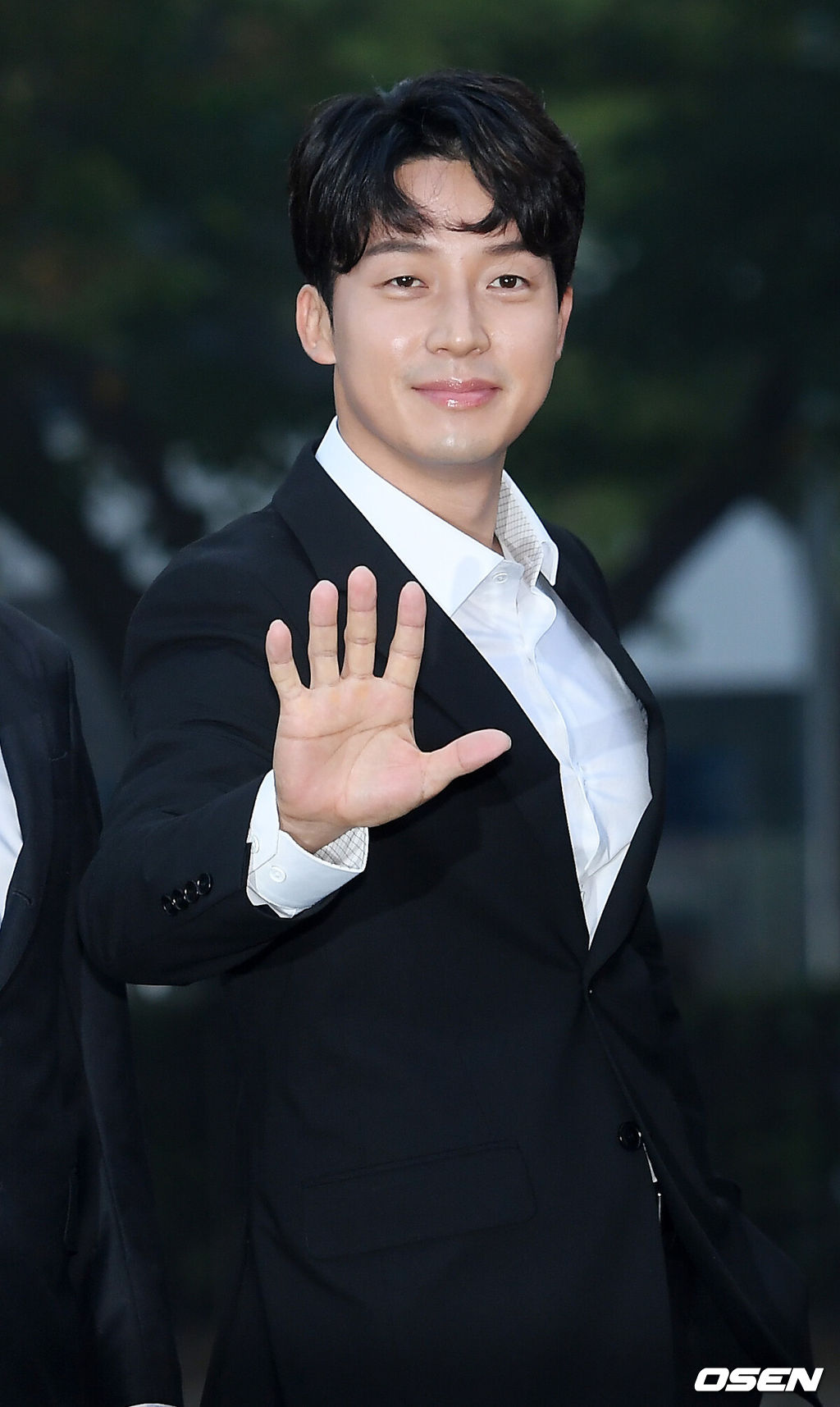 1일 오전 서울 영등포구 여의도동 KBS 신관 공개홀에서 KBS 2TV '뮤직뱅크' 리허설이 진행됐다.마흔파이브 허경환이 리허설 장소로 이동하며 포즈를 취하고 있다. /rumi@osen.co.kr