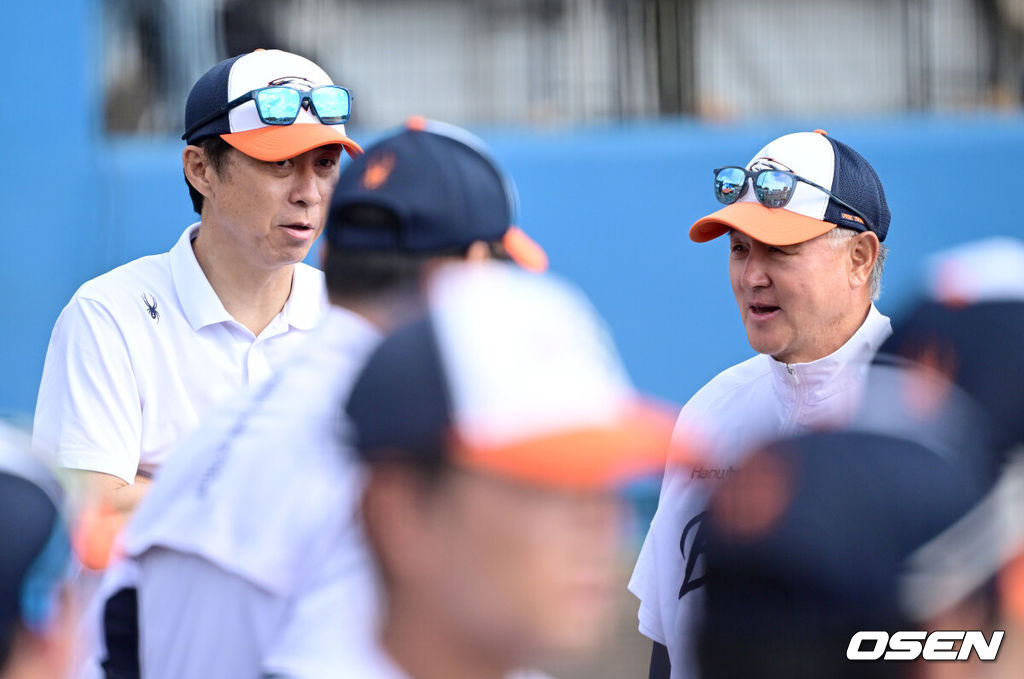 한화 손혁 단장-김경문 감독. 2026.02.21/ dreamer@osen.co.kr