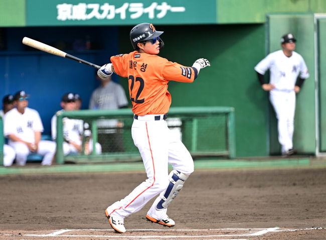 프로야구 한화 이글스가 22일 일본 오키나와 이토만 니시자키 야구장에서 일본 프로야구 지바롯데와 연습경기를 가진다.한화는 이번 2차 오키나와 캠프에서 총 9차례 연습경기를 통해 전력을 가다듬을 예정이다.6회초 1사 2루 상황 한화 채은성이 안타를 날리고 있다. 2026.02.22 / dreamer@osen.co.kr