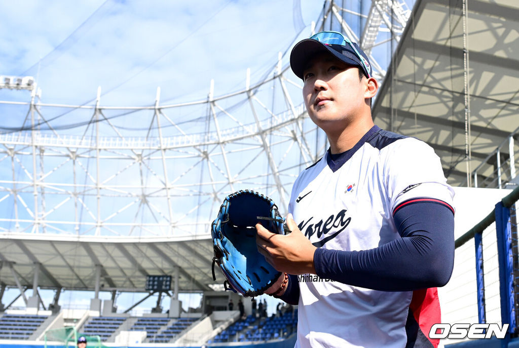 2026 WBC(월드베이스볼클래식)를 준비하는 대한민국 야구 대표팀이 23일 일본 오키나와 가데나 야구장에서 프로야구 한화 이글스와 연습경기를 펼쳤다. 야구 대표팀은 오키나와에서 국내 팀들과 6차례 연습경기를 치르며 전력을 끌어올릴 예정이다.대표팀 손주영이 훈련에 나서고 있다. 2026.02.23 / dreamer@osen.co.kr