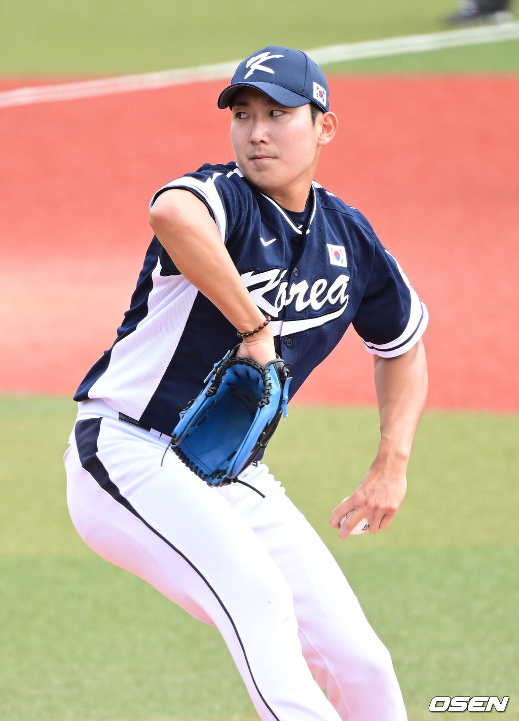 2026 WBC(월드베이스볼클래식)를 준비하는 대한민국 야구 대표팀이 23일 일본 오키나와 가데나 야구장에서 프로야구 한화 이글스와 연습경기를 펼쳤다. 야구 대표팀은 오키나와에서 국내 팀들과 6차례 연습경기를 치르며 전력을 끌어올릴 예정이다.3회말 마운드에 오른 대표팀 투수 손주영이 힘차게 공을 뿌리고 있다. 2026.02.23 / dreamer@osen.co.kr