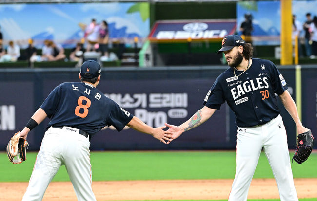 18일 수원 KT위즈파크에서 ‘2025 신한 SOL Bank KBO리그’ KT 위즈와 한화 이글스의 경기가 열렸다.홈팀 KT는 오원석, 방문팀 한화는 코디 폰세를 선발로 내세웠다.2회말 1사 주자없는 상황 KT 허경민의 내야 땅볼 타구를 처리한 한화 3루수 노시환과 선발 폰세가 인사를 나누고 있다. 2025.07.18 / dreamer@osen.co.kr