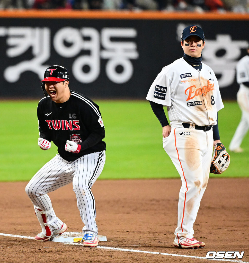 30일 대전 한화생명볼파크에서 2025 신한 SOL Bank KBO리그 포스트시즌 한국시리즈 4차전 한화 이글스와 LG 트윈스의 경기가 열렸다. 이날 경기에 한화는 와이스를, LG는 치리노스를 선발투수로 내세웠다. 9회초 2사 1루에서 LG 문보경이 1타점 적시 2루타를 날리며 기뻐하고 있다. 2025.10.30 / jpnews@osen.co.kr