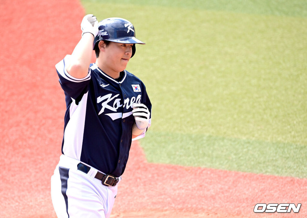 2026 WBC(월드베이스볼클래식)를 준비하는 대한민국 야구 대표팀이 23일 일본 오키나와 가데나 야구장에서 프로야구 한화 이글스와 연습경기를 펼쳤다. 야구 대표팀은 오키나와에서 국내 팀들과 6차례 연습경기를 치르며 전력을 끌어올릴 예정이다. 2회초 무사 1루 상황 대표팀 노시환이 선제 좌월 투런포를 날리고 그라운드를 돌며 기뻐하고 있다. 2026.02.23 / dreamer@osen.co.kr